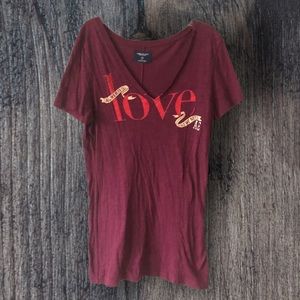 🌻AE Love V-neck Tee🌻